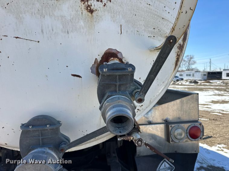 image for item DH9852 2007 International 7400 vacuum truck