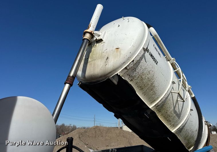 image for item DH9852 2007 International 7400 vacuum truck