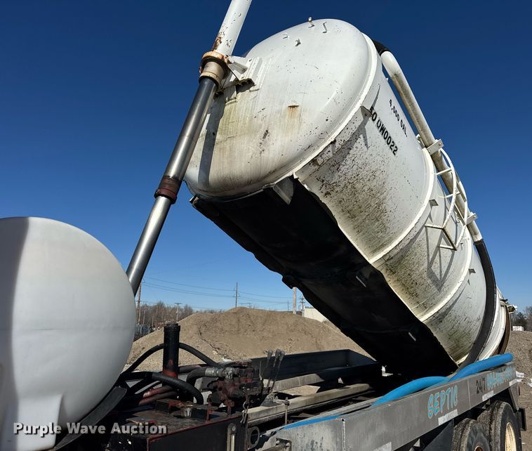 image for item DH9852 2007 International 7400 vacuum truck