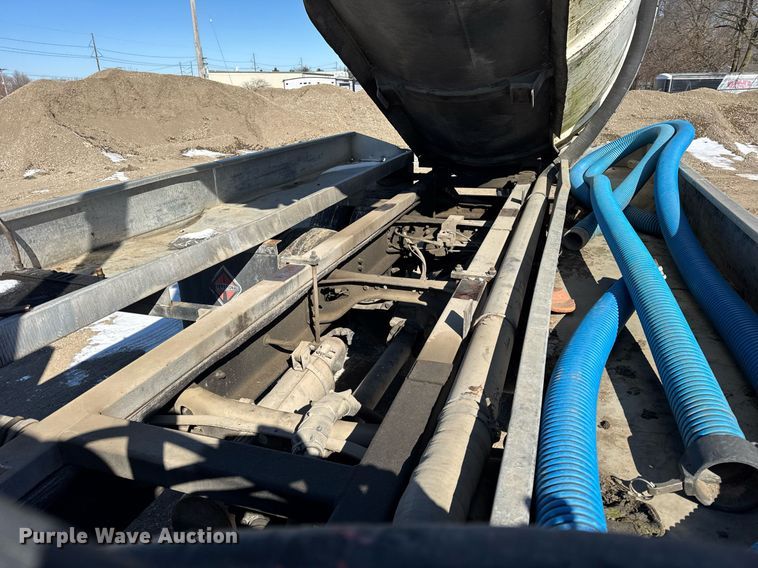 image for item DH9852 2007 International 7400 vacuum truck