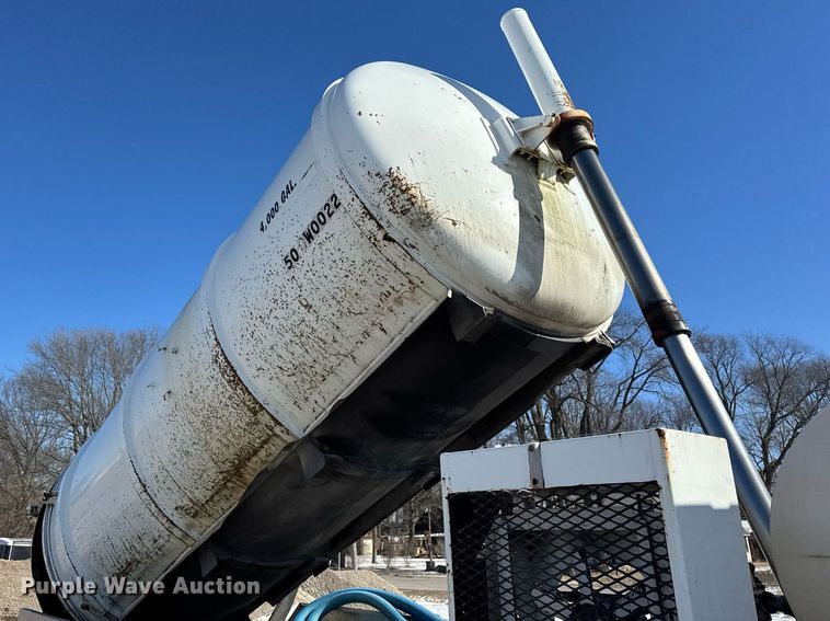 image for item DH9852 2007 International 7400 vacuum truck