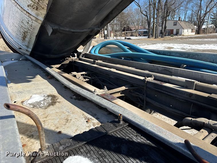 image for item DH9852 2007 International 7400 vacuum truck