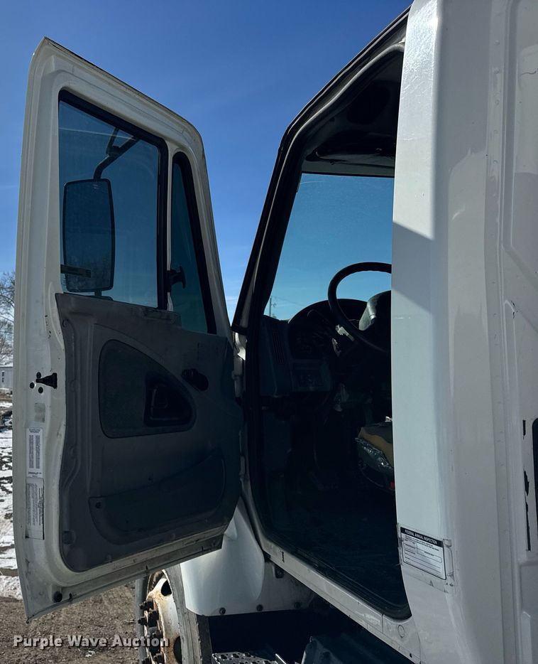 image for item DH9852 2007 International 7400 vacuum truck