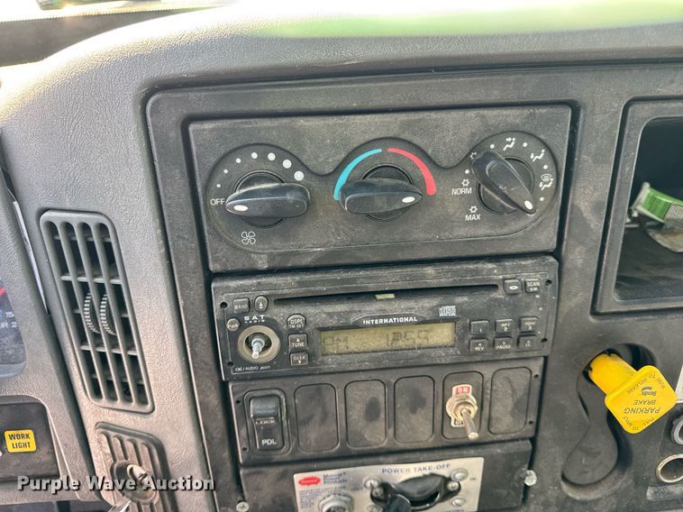 image for item DH9852 2007 International 7400 vacuum truck