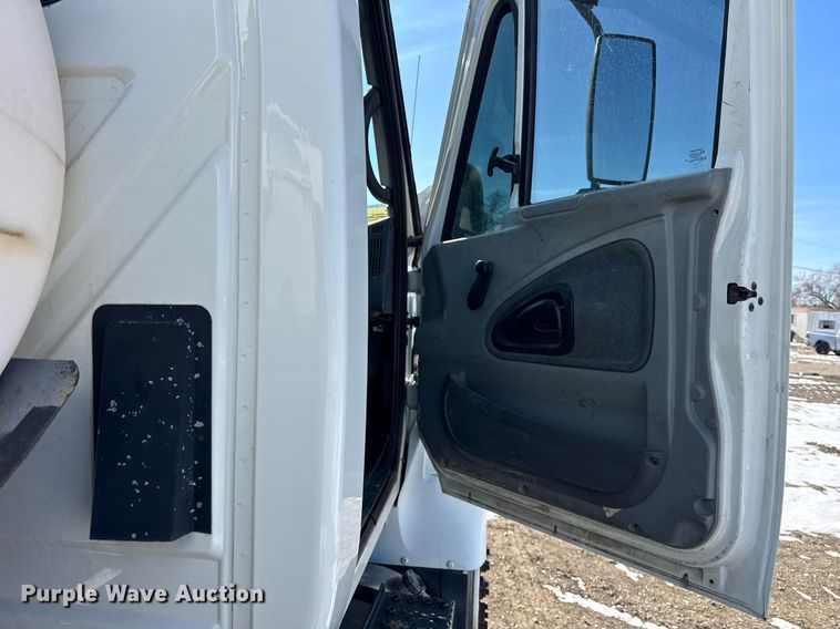 image for item DH9852 2007 International 7400 vacuum truck