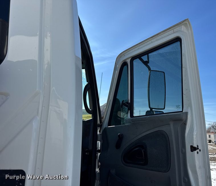 image for item DH9852 2007 International 7400 vacuum truck