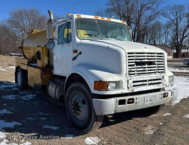 image for item DH9853 1991 International 7100 vacuum truck
