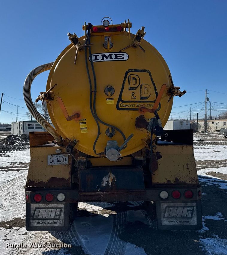 image for item DH9853 1991 International 7100 vacuum truck