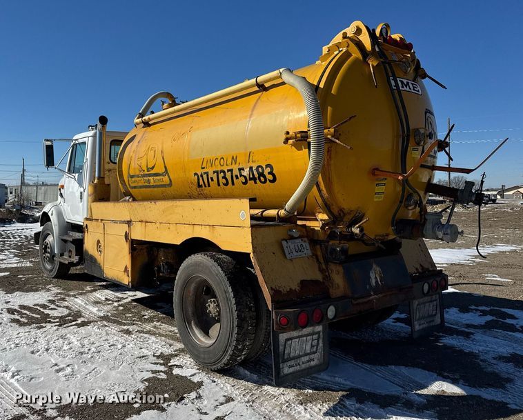 image for item DH9853 1991 International 7100 vacuum truck