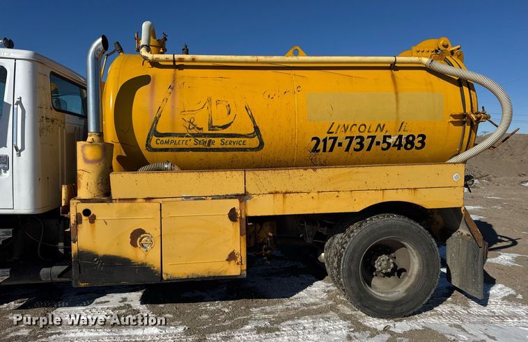 image for item DH9853 1991 International 7100 vacuum truck