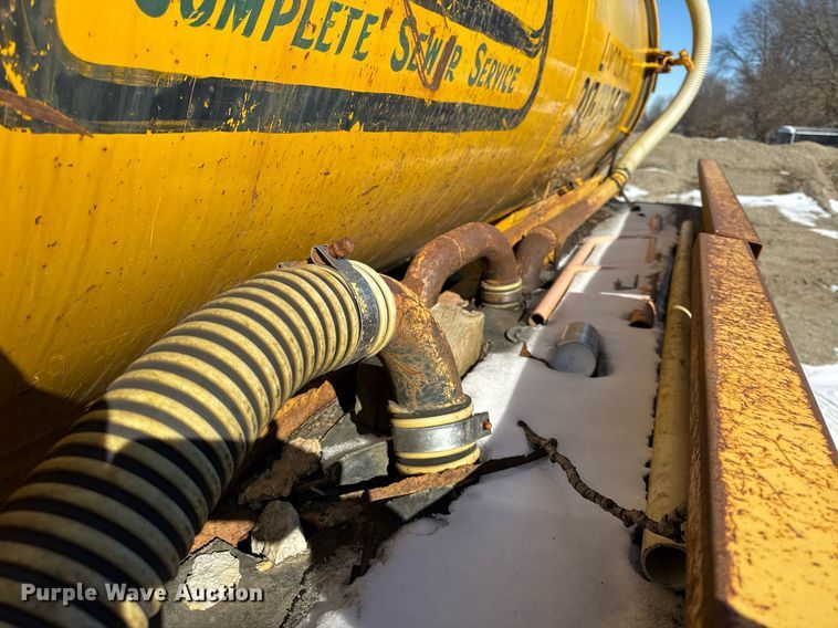 image for item DH9853 1991 International 7100 vacuum truck