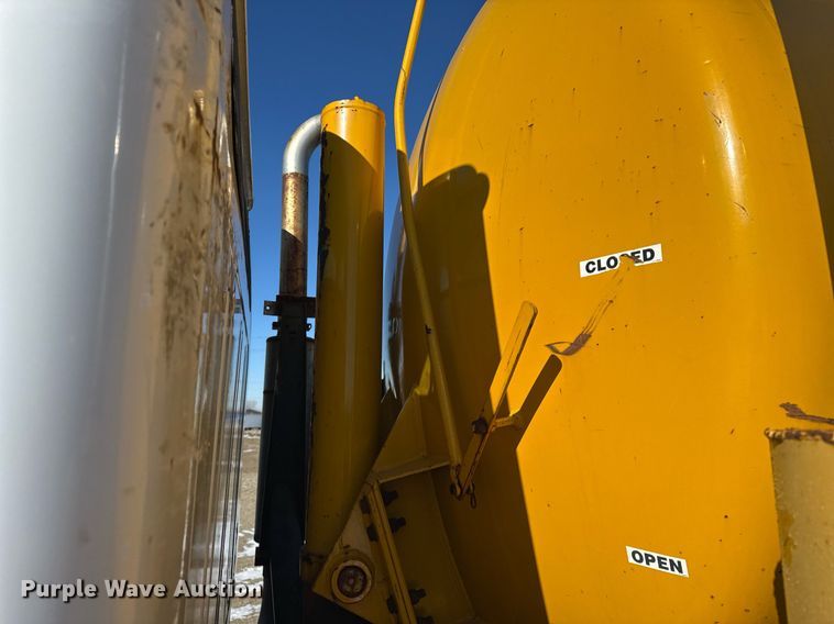 image for item DH9853 1991 International 7100 vacuum truck