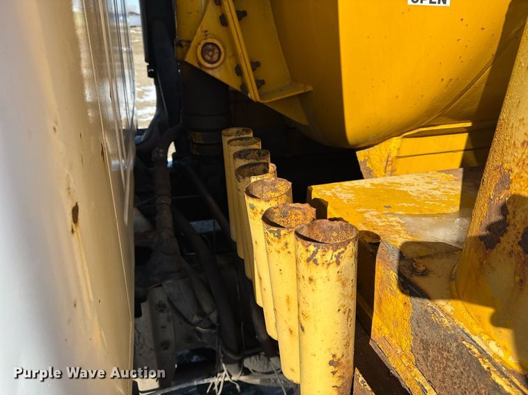 image for item DH9853 1991 International 7100 vacuum truck