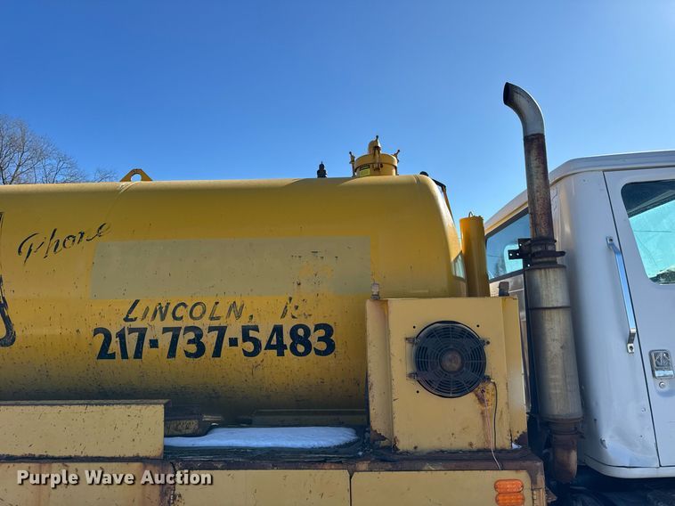 image for item DH9853 1991 International 7100 vacuum truck