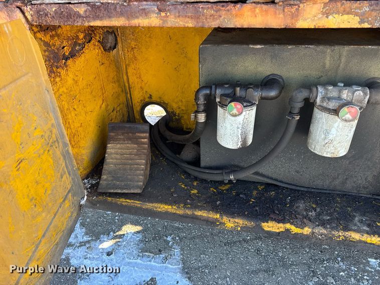 image for item DH9853 1991 International 7100 vacuum truck