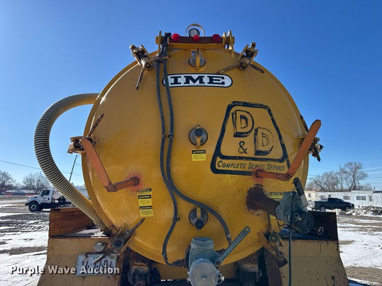 image for item DH9853 1991 International 7100 vacuum truck