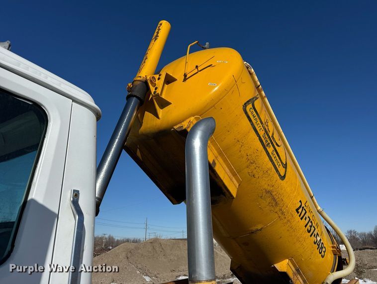 image for item DH9853 1991 International 7100 vacuum truck