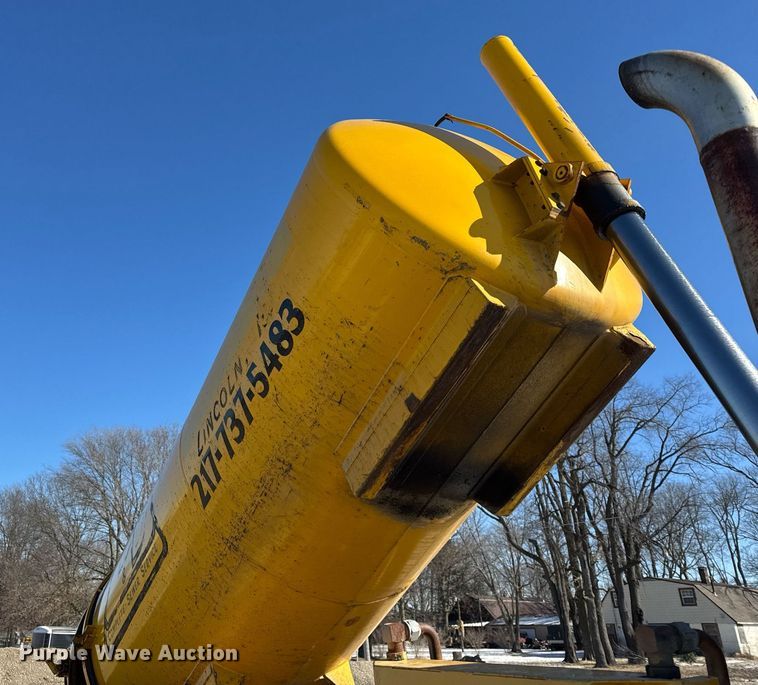 image for item DH9853 1991 International 7100 vacuum truck