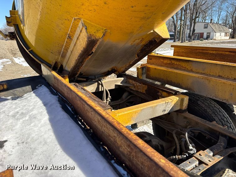 image for item DH9853 1991 International 7100 vacuum truck