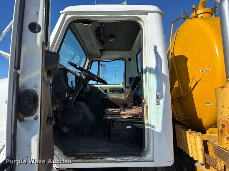 image for item DH9853 1991 International 7100 vacuum truck