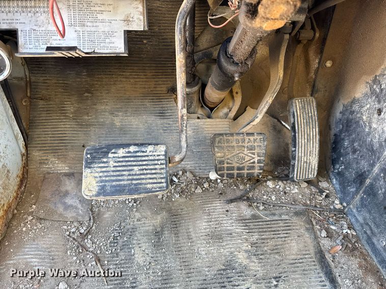 image for item DH9853 1991 International 7100 vacuum truck