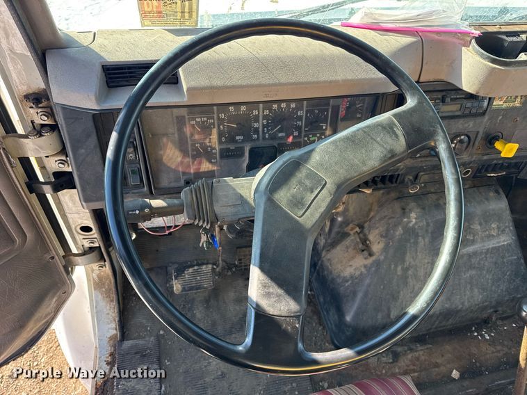 image for item DH9853 1991 International 7100 vacuum truck