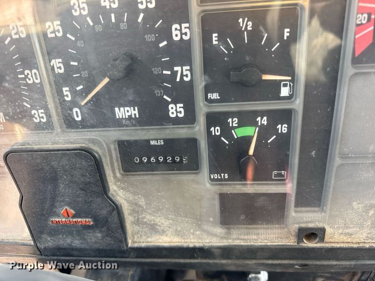 image for item DH9853 1991 International 7100 vacuum truck