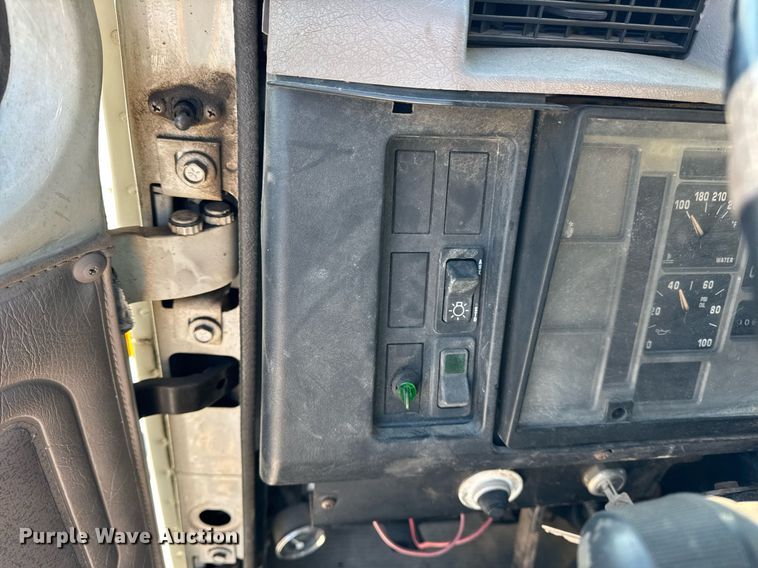 image for item DH9853 1991 International 7100 vacuum truck