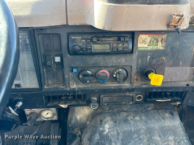 image for item DH9853 1991 International 7100 vacuum truck