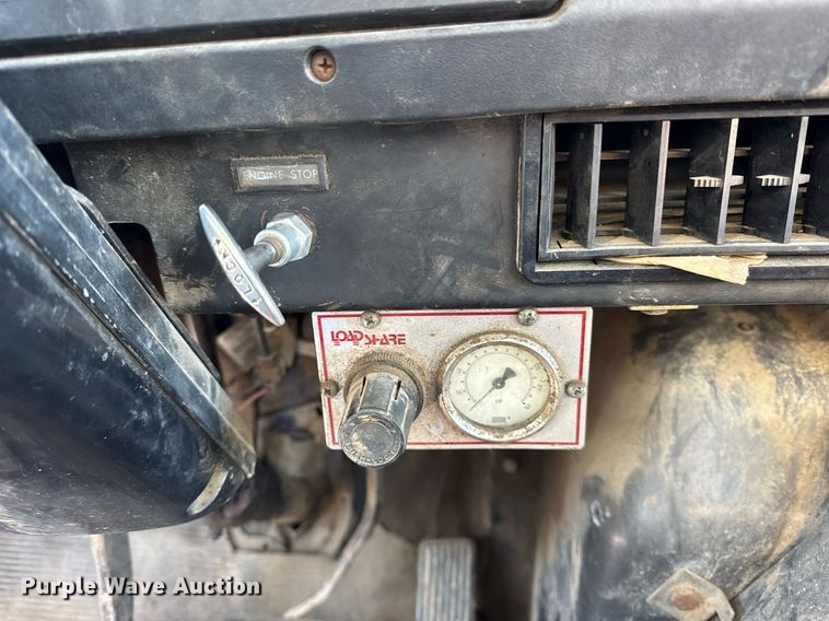 image for item DH9853 1991 International 7100 vacuum truck