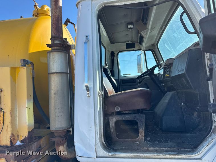 image for item DH9853 1991 International 7100 vacuum truck