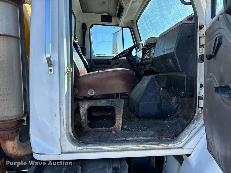 image for item DH9853 1991 International 7100 vacuum truck