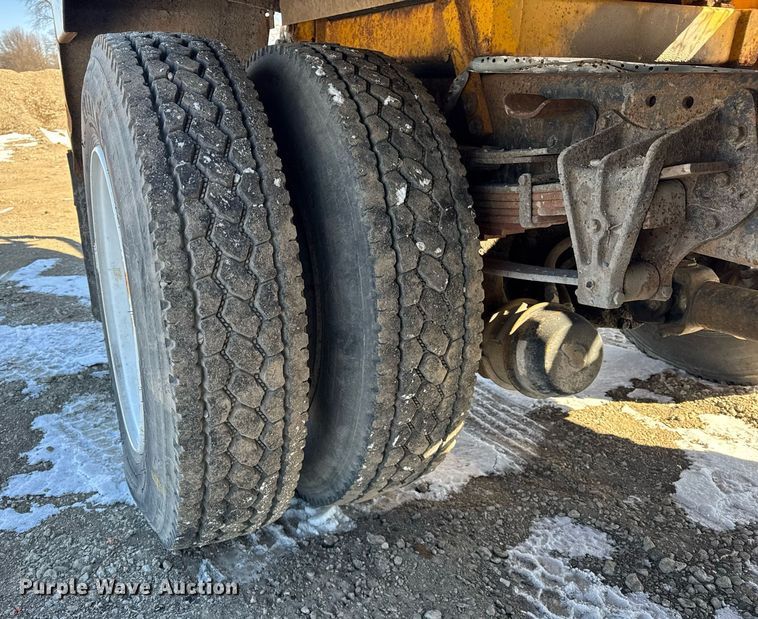 image for item DH9853 1991 International 7100 vacuum truck