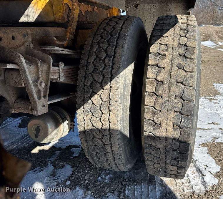 image for item DH9853 1991 International 7100 vacuum truck