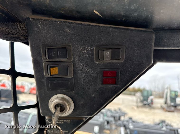 image for item DM5600 1998 Bobcat 863 skid steer loader