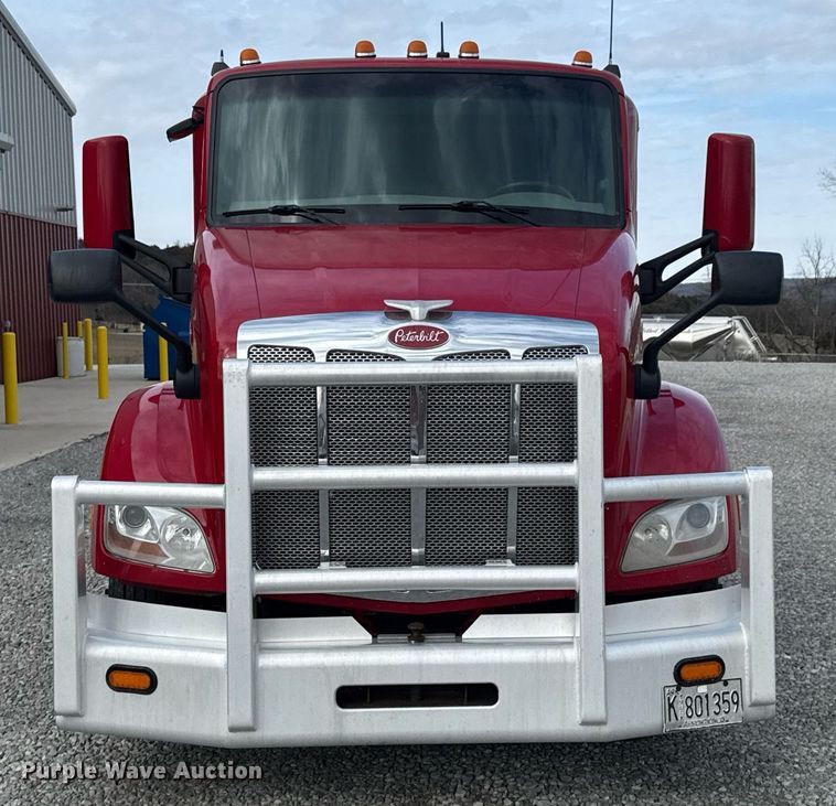 image for item DO0278 2017 Peterbilt 579 semi truck