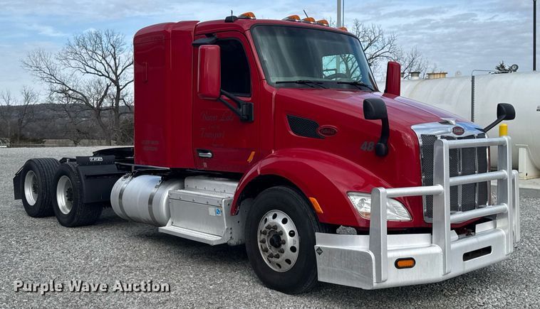 image for item DO0278 2017 Peterbilt 579 semi truck