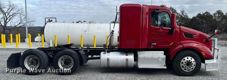 image for item DO0278 2017 Peterbilt 579 semi truck