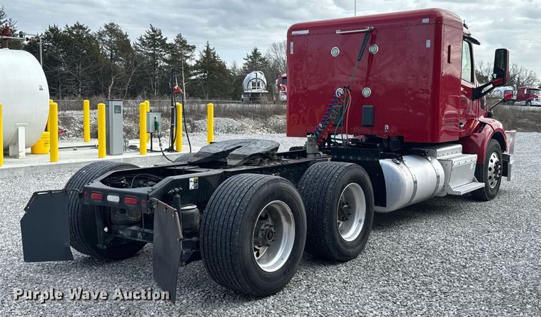 image for item DO0278 2017 Peterbilt 579 semi truck