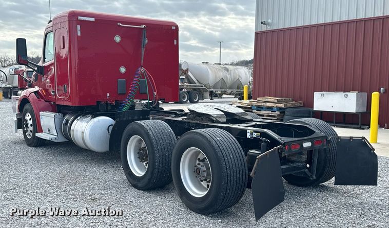 image for item DO0278 2017 Peterbilt 579 semi truck