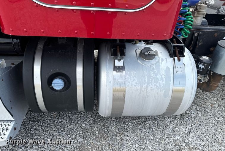 image for item DO0278 2017 Peterbilt 579 semi truck