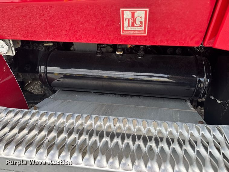 image for item DO0278 2017 Peterbilt 579 semi truck