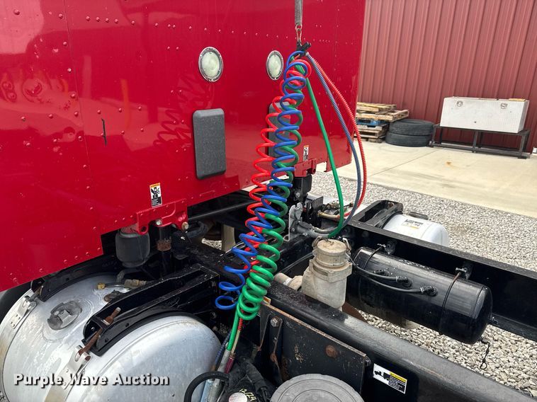 image for item DO0278 2017 Peterbilt 579 semi truck