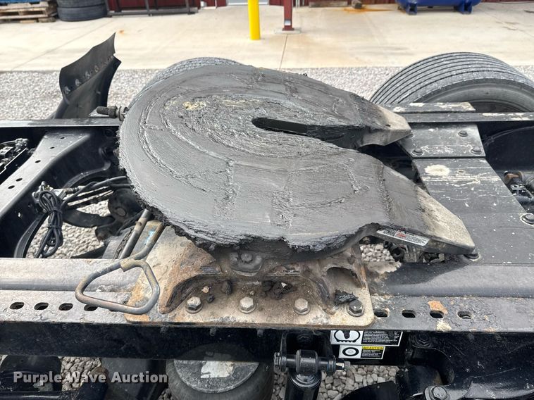 image for item DO0278 2017 Peterbilt 579 semi truck