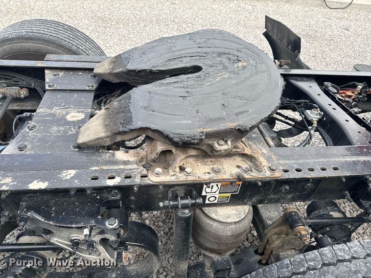 image for item DO0278 2017 Peterbilt 579 semi truck