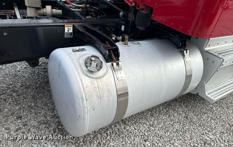 image for item DO0278 2017 Peterbilt 579 semi truck