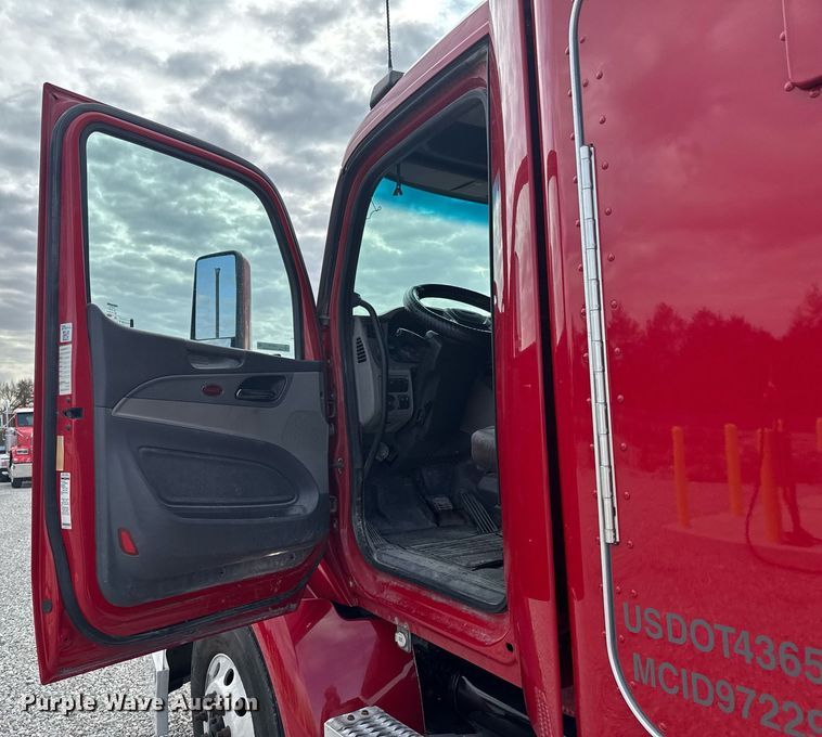 image for item DO0278 2017 Peterbilt 579 semi truck