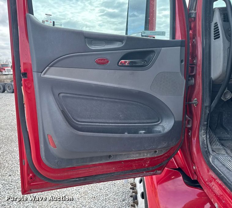 image for item DO0278 2017 Peterbilt 579 semi truck