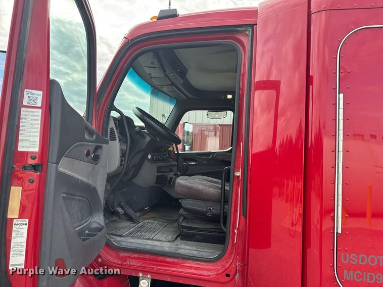 image for item DO0278 2017 Peterbilt 579 semi truck
