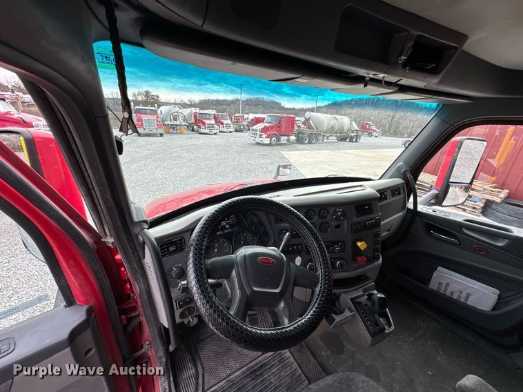 image for item DO0278 2017 Peterbilt 579 semi truck